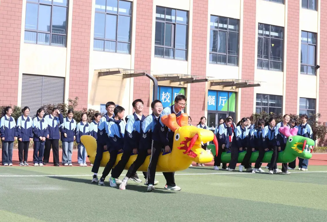 （图为：2025年3月25日，在安徽省合肥市肥西县上派镇安徽师范大学附属肥西第二中学校园内，学生们利用阳光大课间时间在操场上进行“旱地龙舟”趣味运动。）