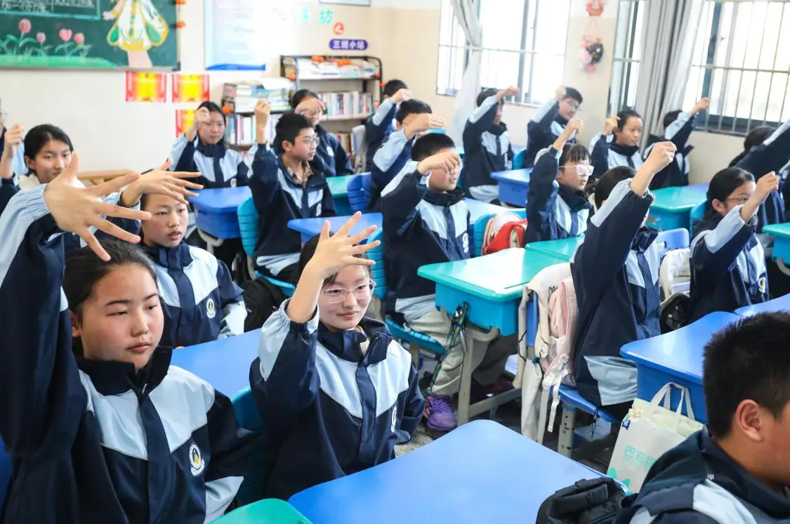 （图为：2025年3月25日，在安徽省合肥市肥西县上派镇安徽师范大学附属肥西第二中学校园内，学生们利用阳光大课间时间召开桌面操。）